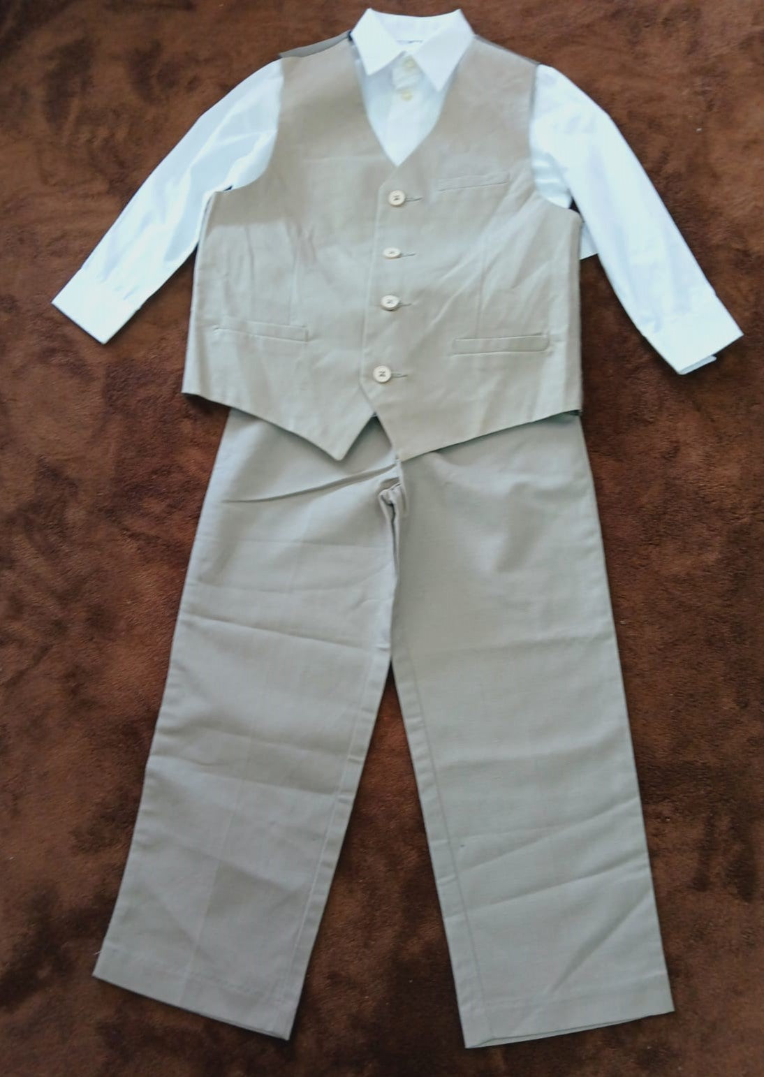 Elegante Traje Formal de Niño - Chaleco y Pantalón Beige con Camisa Blanca