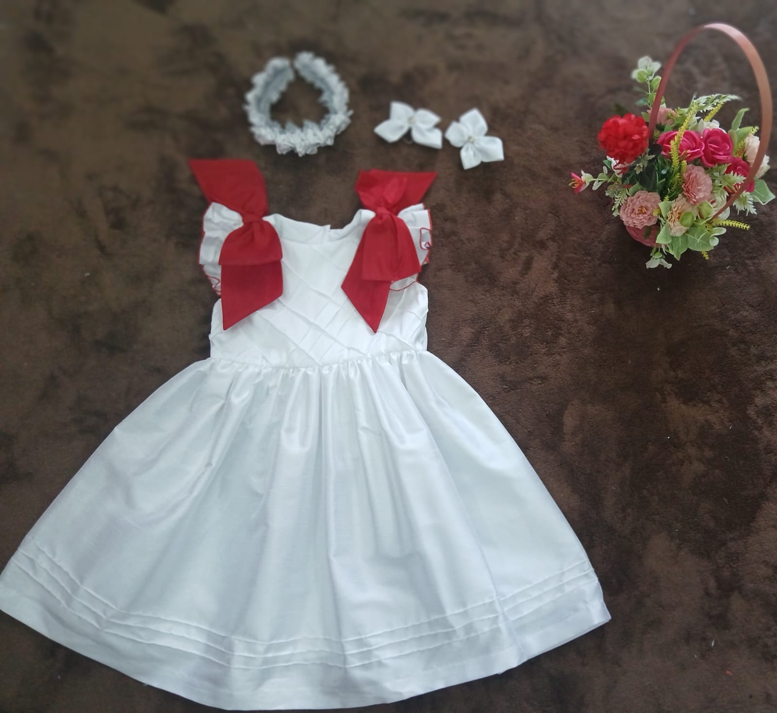 Vestido de Algodón Blanco con Lazos Rojos