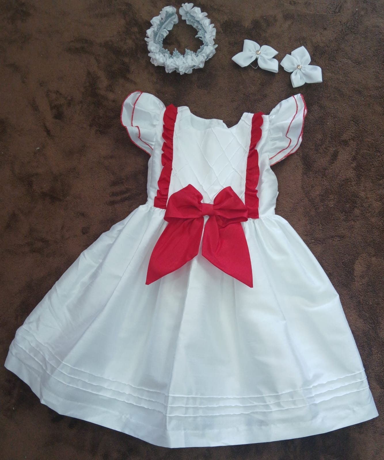 Vestido Blanco con Lazos Rojos y Diadema