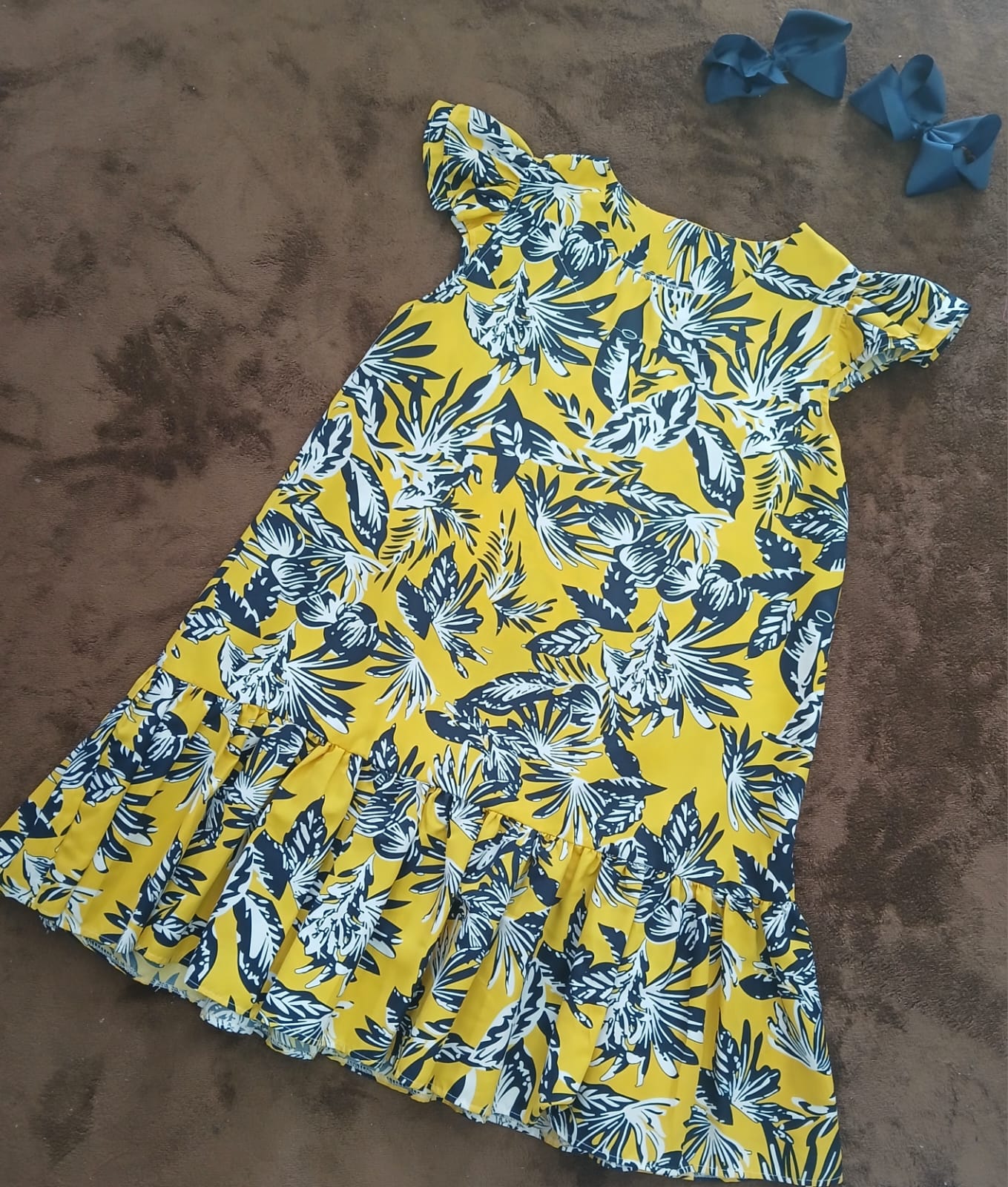 Vestido Amarillo con Estampado de Hojas y Lazos Azules