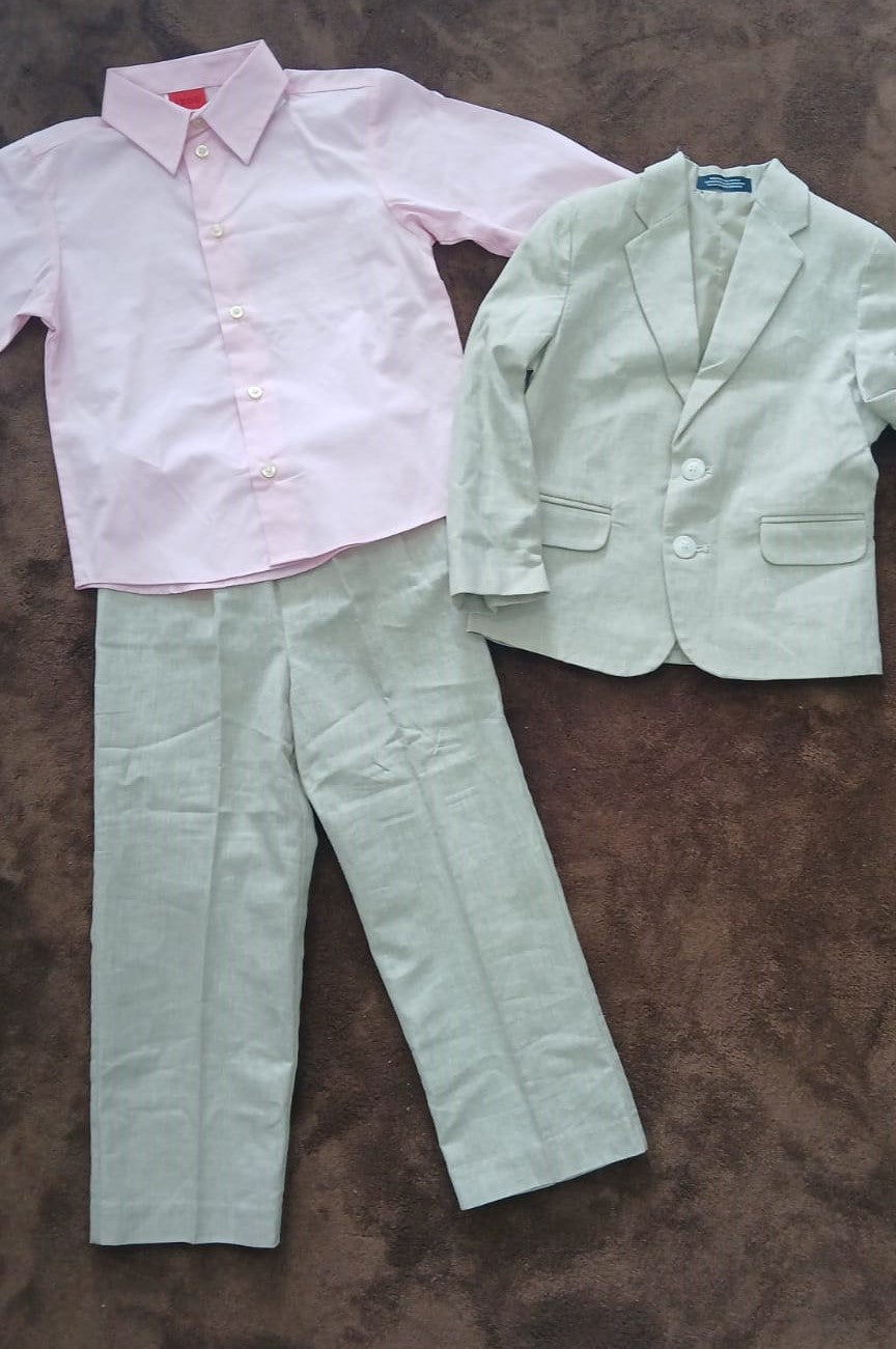 Elegante Traje Formal Infantil - Saco y Pantalón Beige con Camisa Rosa Pálido