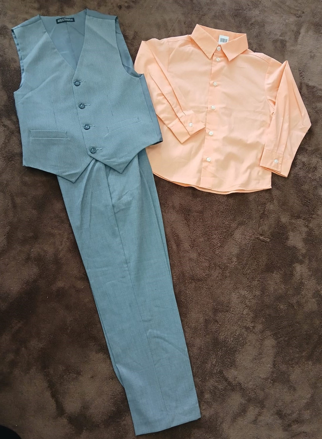 Elegante Traje Formal de Niño - Chaleco y Pantalón Gris con Camisa Durazno