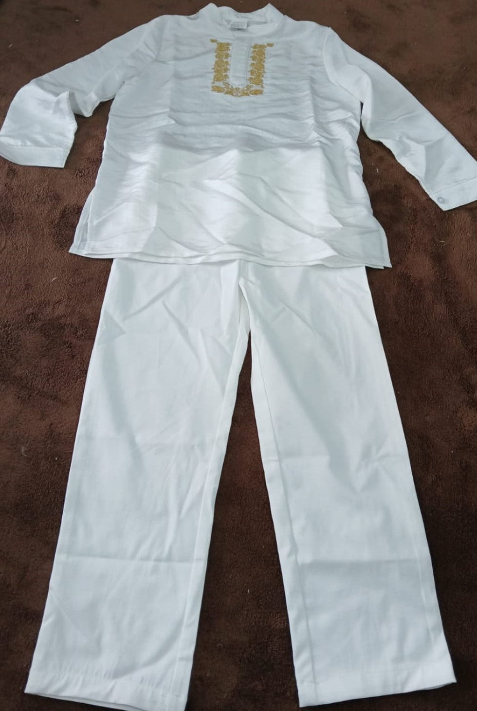 Elegante Traje Blanco con Bordado Dorado - Ideal para Celebraciones y Eventos Especiales