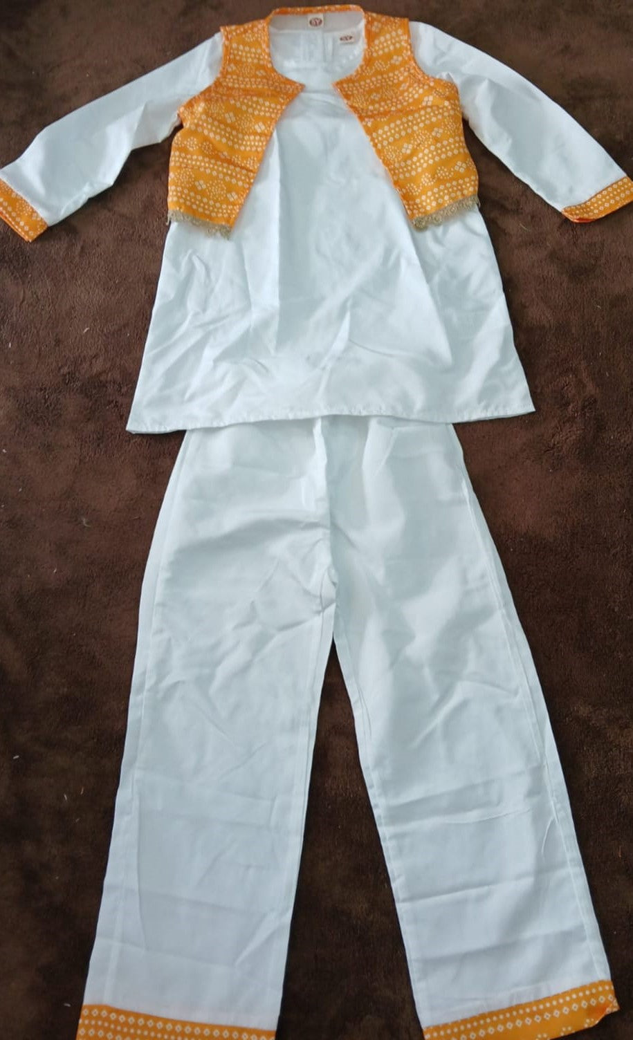 Elegante Traje Blanco con Chaleco Dorado - Estilo Tradicional y Versátil