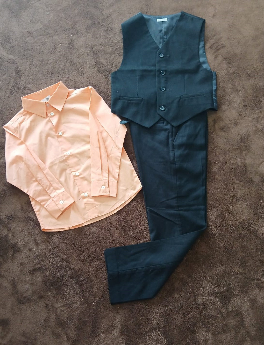 Elegante Traje Formal de Niño - Chaleco y Pantalón Negro con Camisa Durazno