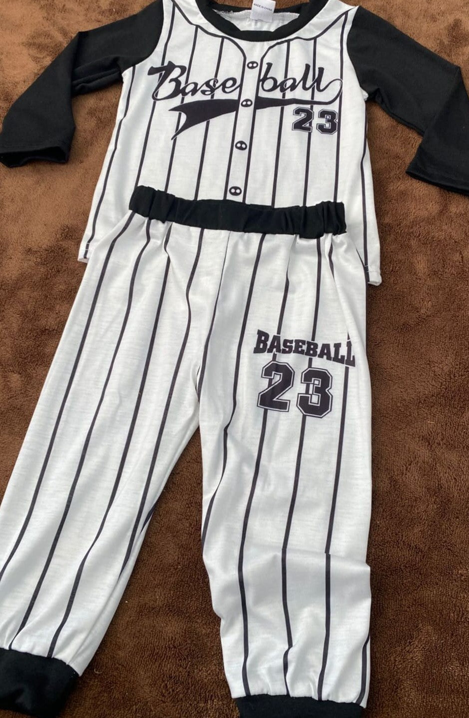 Traje de Béisbol Rayado para Niños - ¡Pequeño Campeón del Campo!
