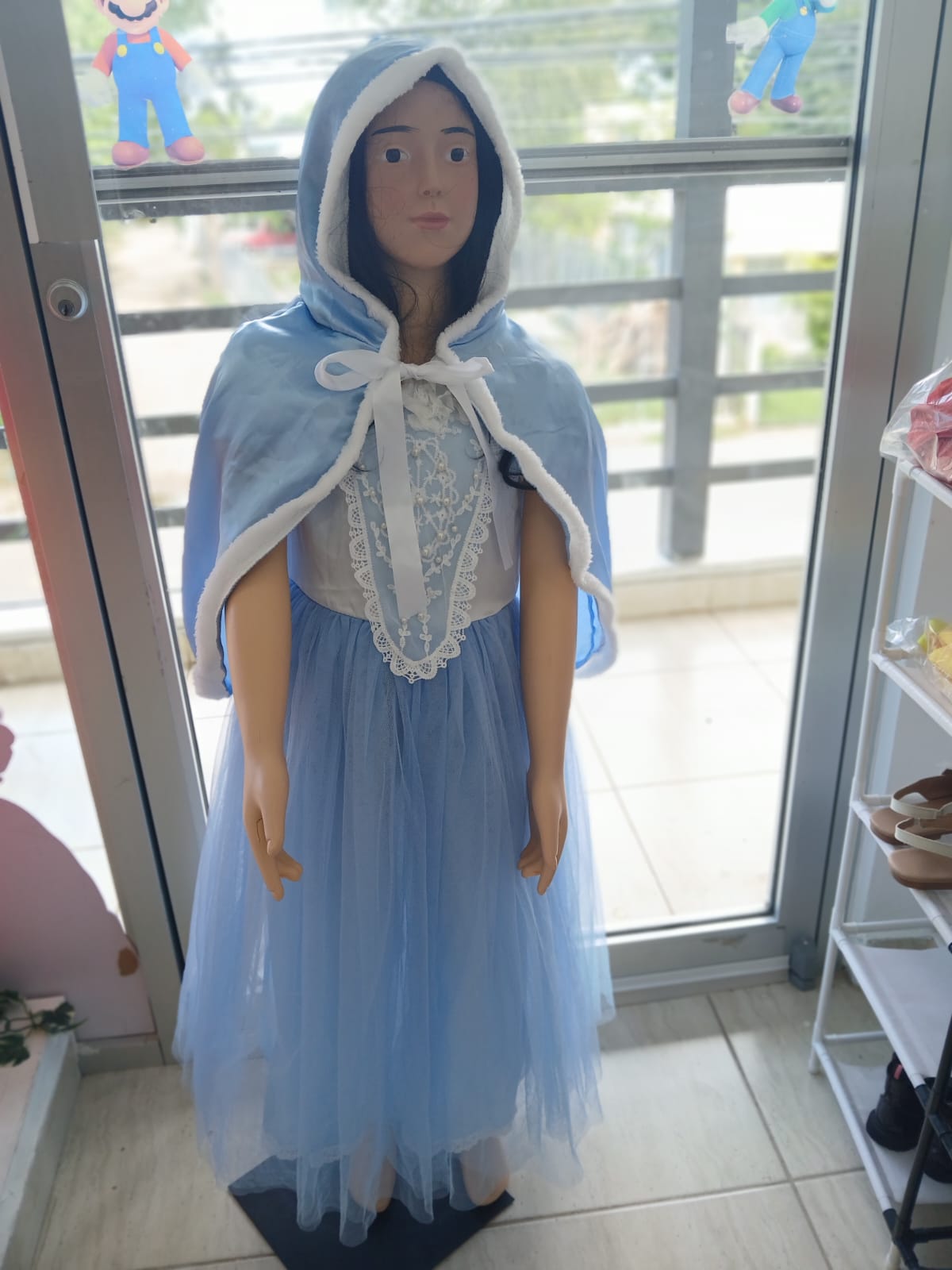 Disfraz de Cenicienta con Capa y Detalles Brillantes