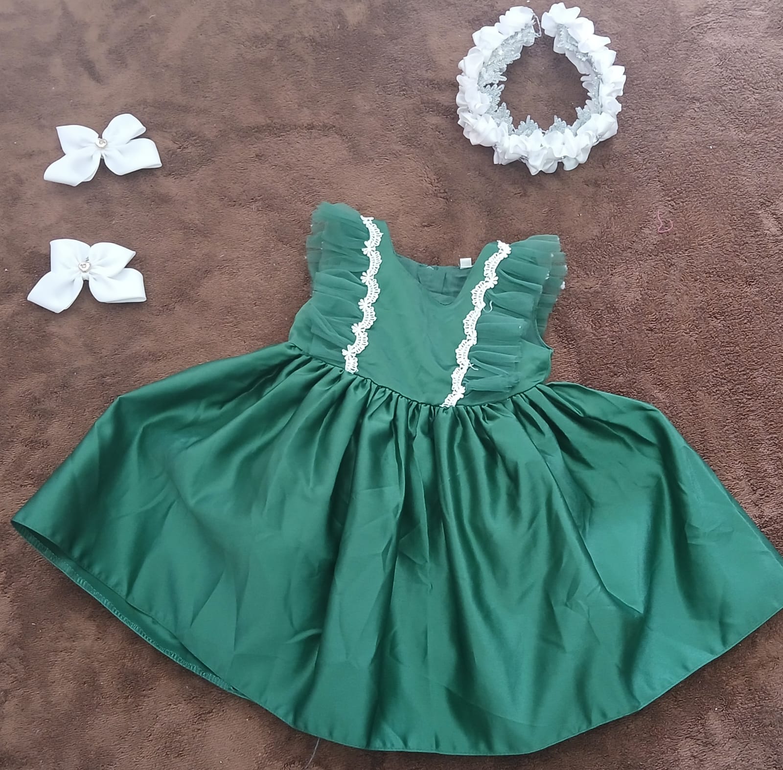Vestido Verde con Volantes Blancos y Accesorios