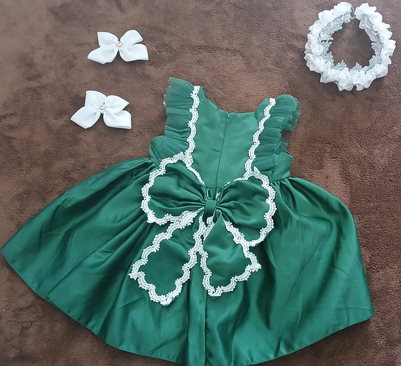 Vestido Verde con Volantes Blancos y Accesorios